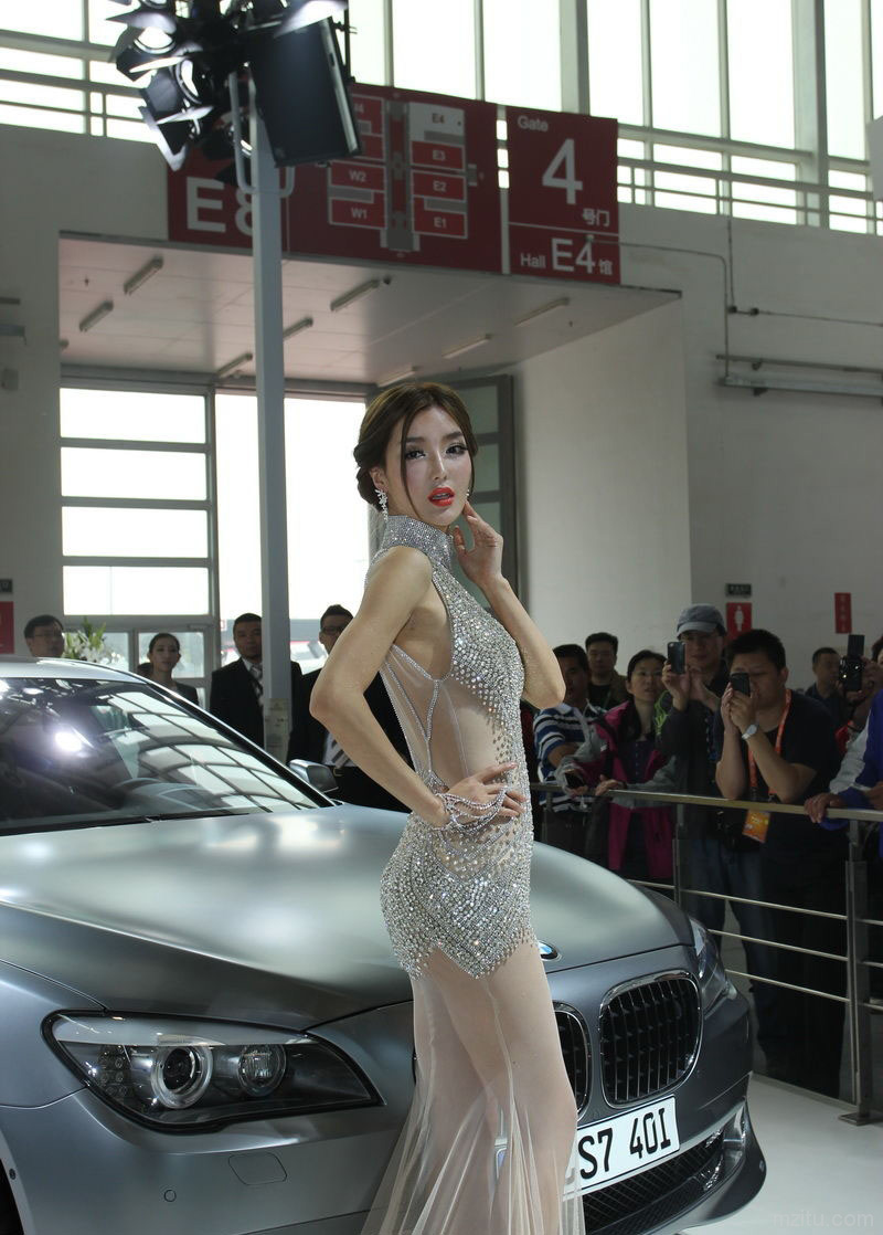 北京车展现身价过亿车模 齐P小钻裙惊艳全场