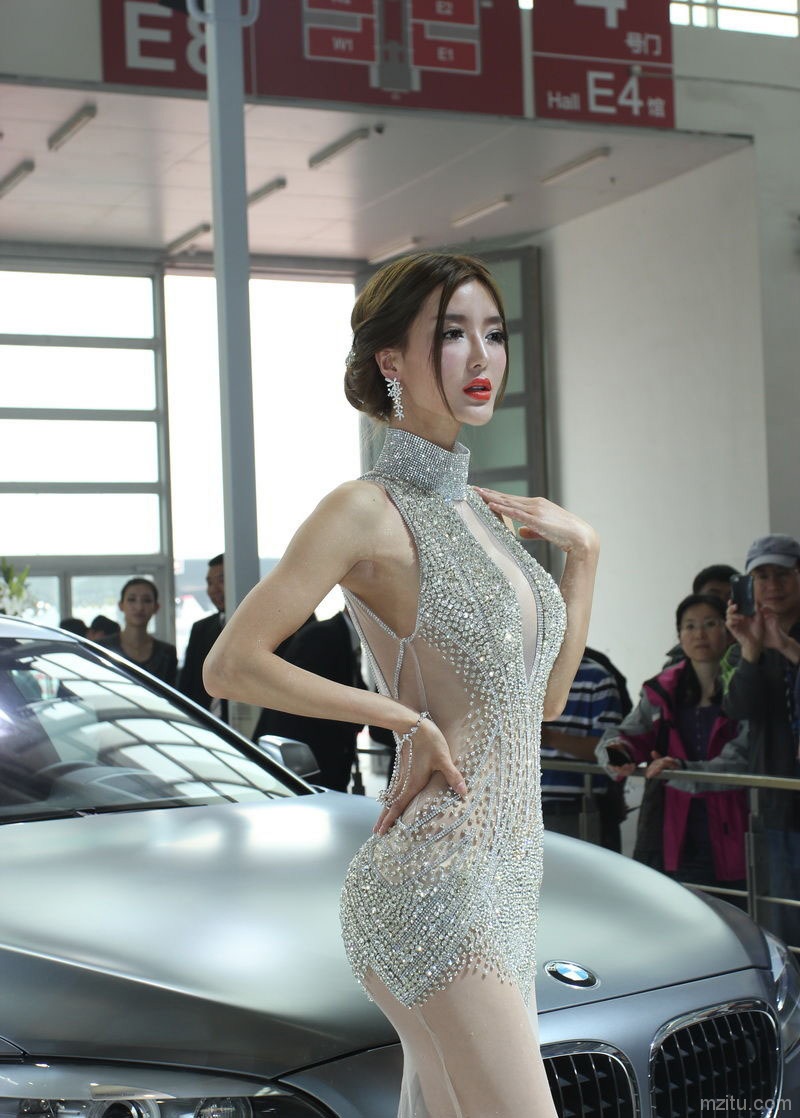 北京车展现身价过亿车模 齐P小钻裙惊艳全场