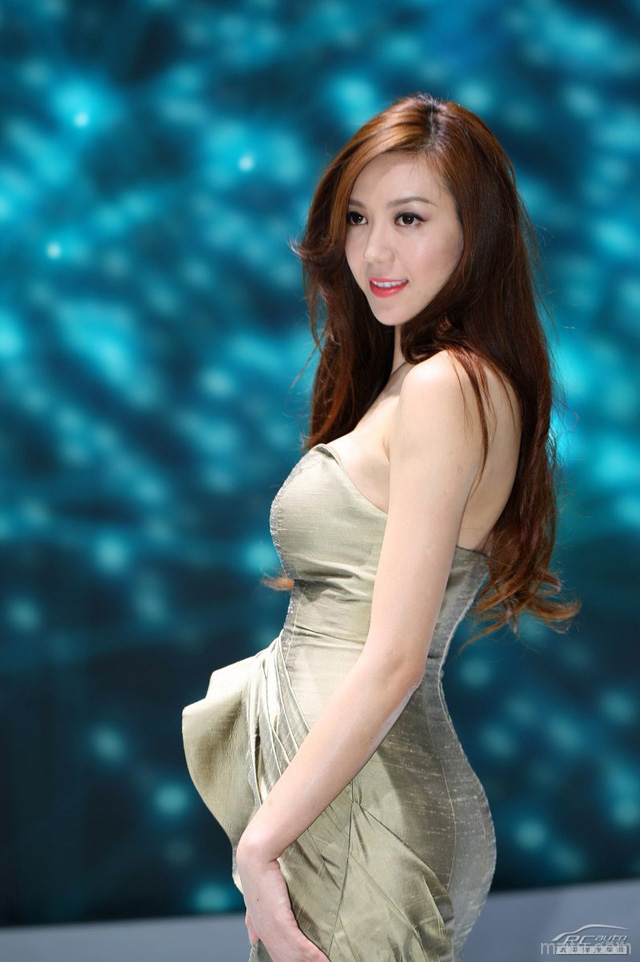 冰肌玉骨洁如雪 宅男女神周韦彤