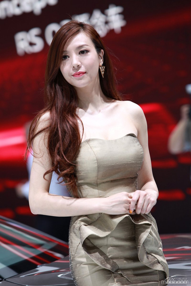 冰肌玉骨洁如雪 宅男女神周韦彤