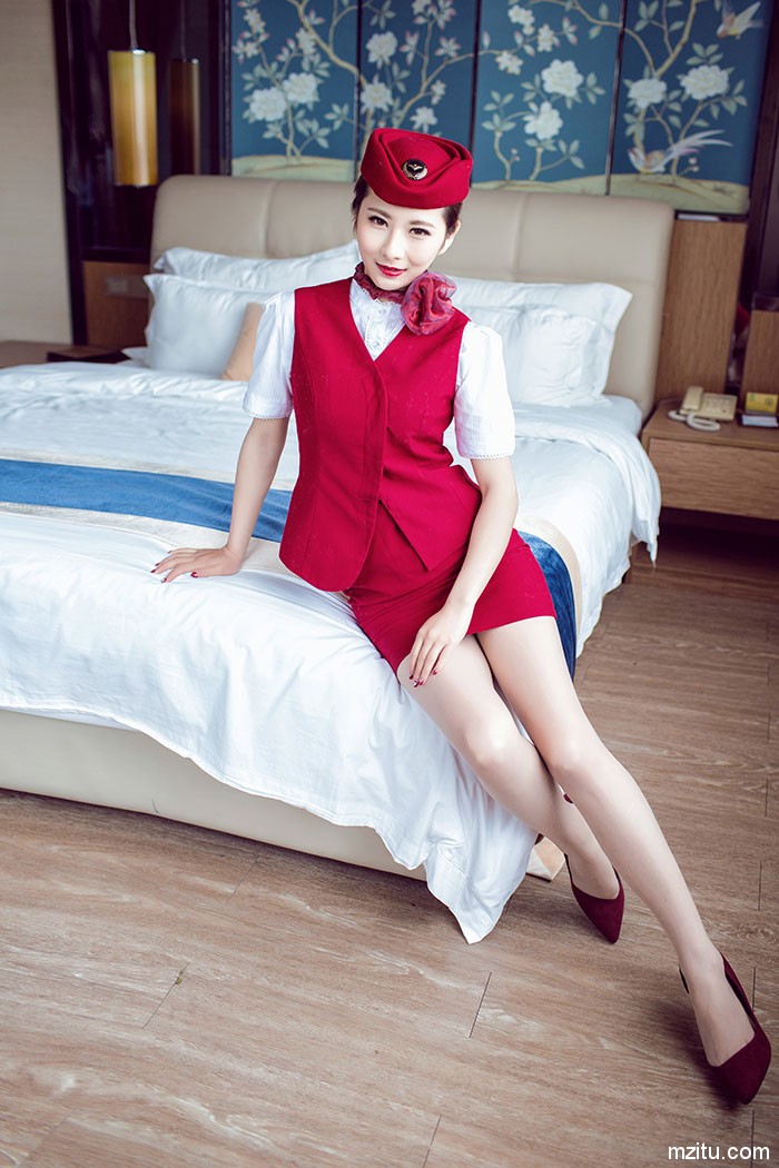 寂寞空姐莉莉Lily酒店玩变装 性感红唇演绎半熟风情