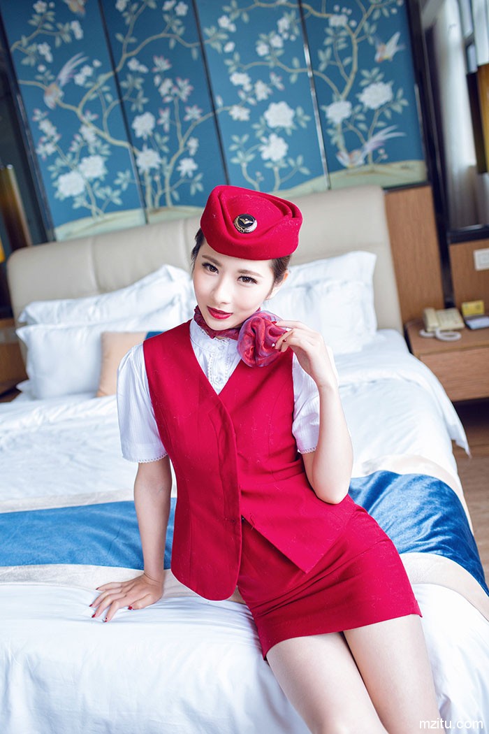 寂寞空姐莉莉Lily酒店玩变装 性感红唇演绎半熟风情