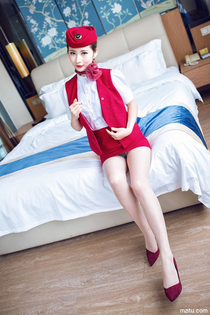 寂寞空姐莉莉Lily酒店玩变装 性感红唇演绎半熟风情