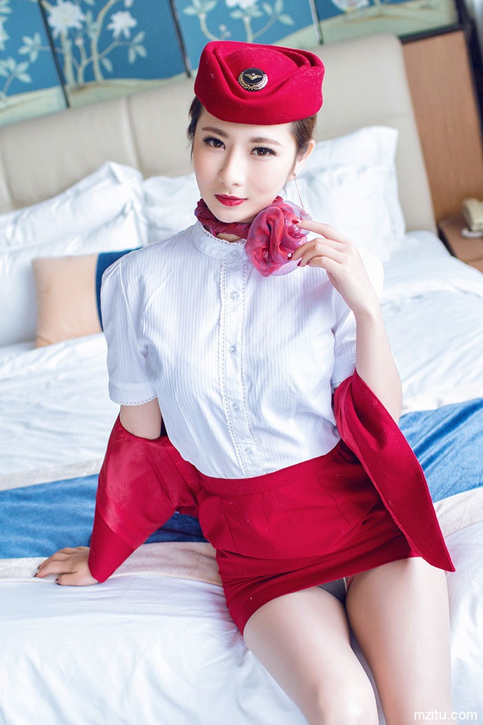 寂寞空姐莉莉Lily酒店玩变装 性感红唇演绎半熟风情