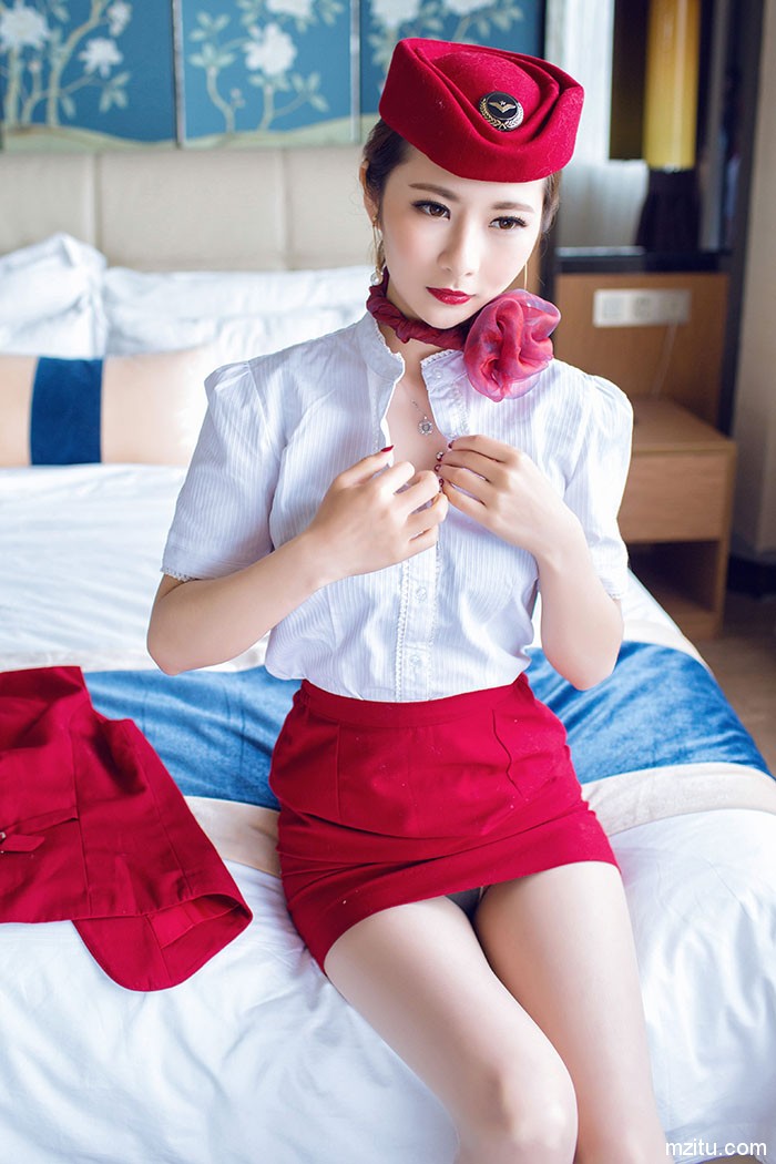 寂寞空姐莉莉Lily酒店玩变装 性感红唇演绎半熟风情
