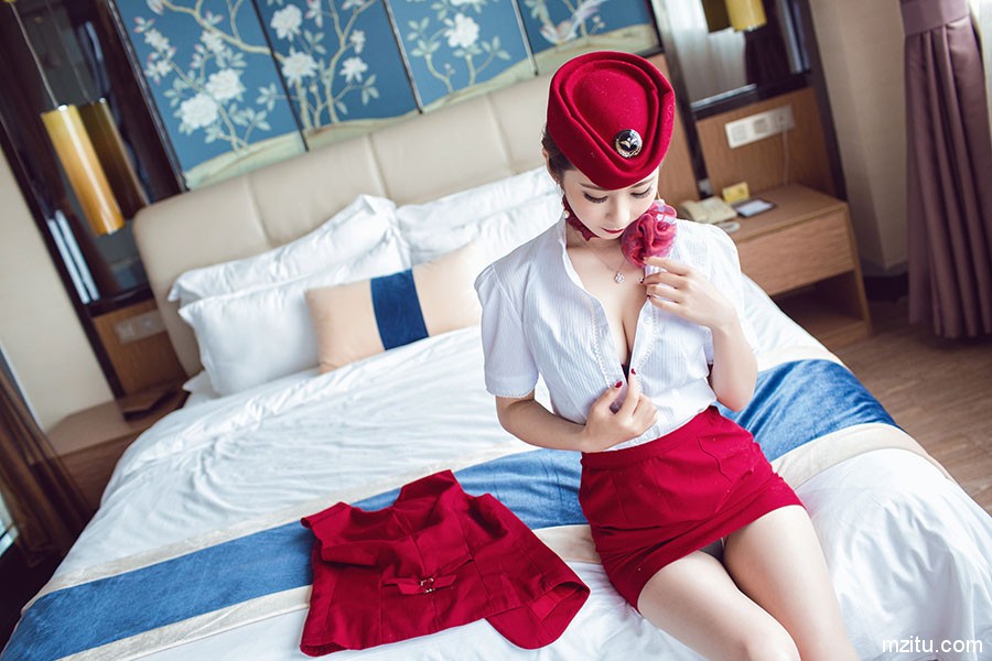寂寞空姐莉莉Lily酒店玩变装 性感红唇演绎半熟风情