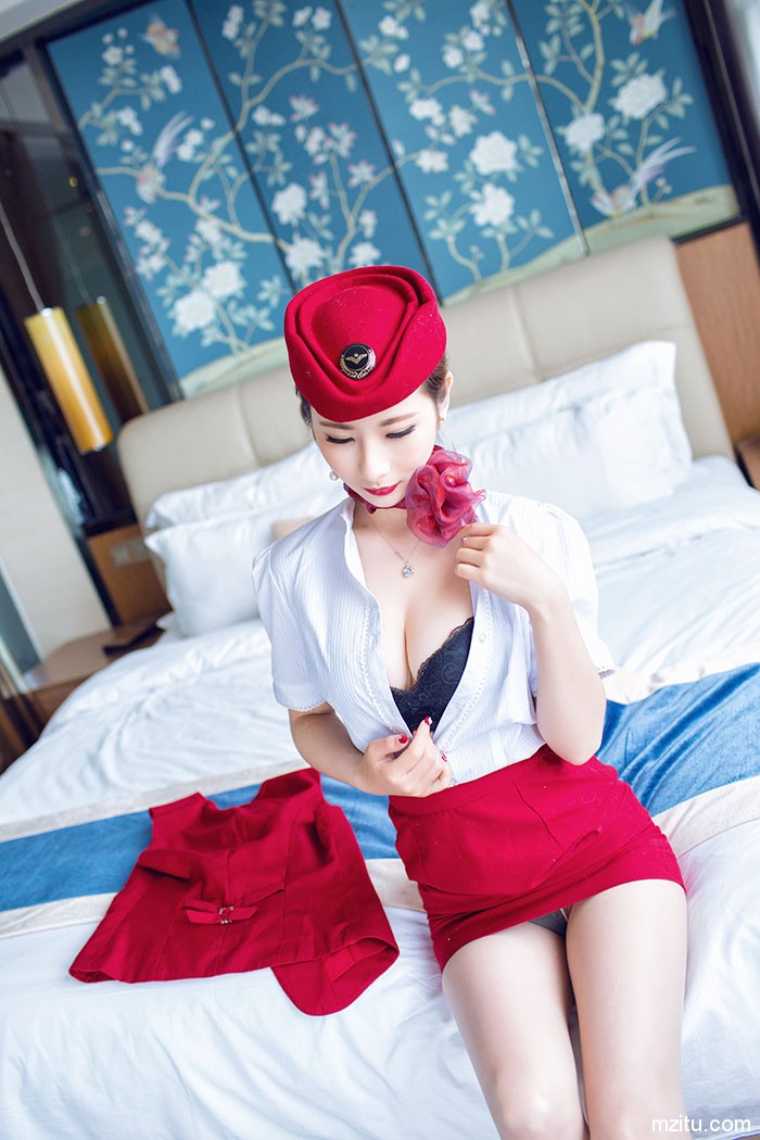 寂寞空姐莉莉Lily酒店玩变装 性感红唇演绎半熟风情