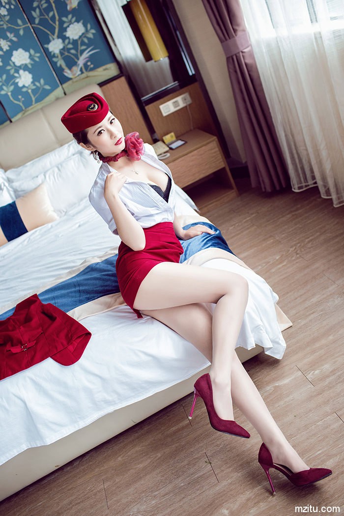 寂寞空姐莉莉Lily酒店玩变装 性感红唇演绎半熟风情