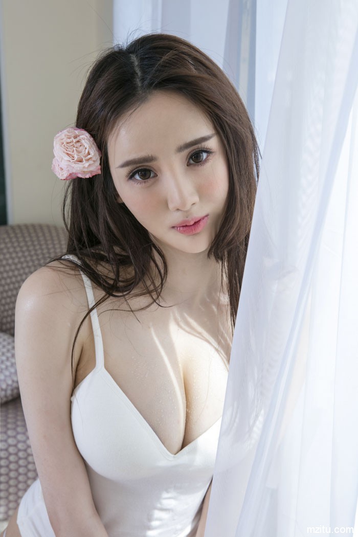 氧气美女于思琪雪白肌肤晶莹剔透 温婉恬静而又性感爆棚